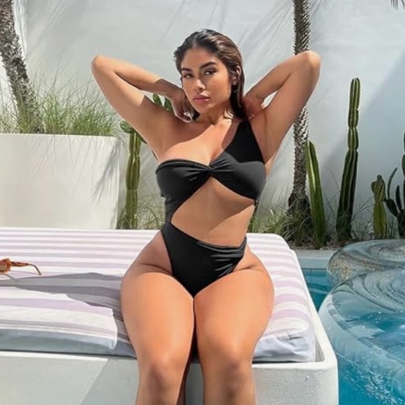 Black one piece bikini🖤 - Picture 5 of 6